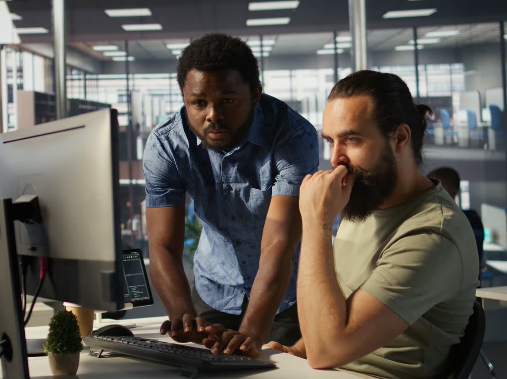 A Lauserco technician assists an employee at their workstation